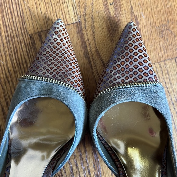 ◻️CARLOS SANTANA: Women’s dark green w/pattern pointed toe, heels, preowned◻️ - Picture 6 of 13